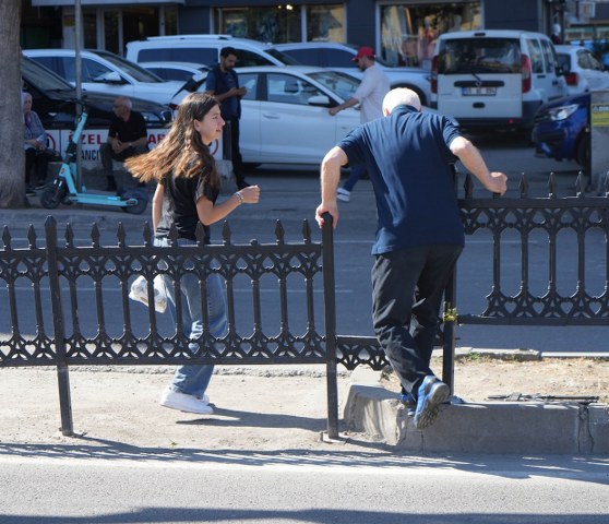 Samsun'da ölmeyi bayılmak sananlar bariyerlerden atlıyor