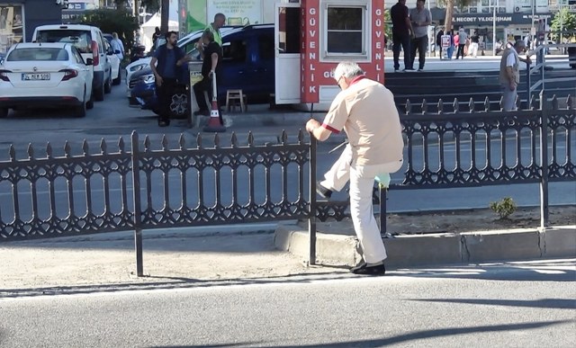 Samsun'da ölmeyi bayılmak sananlar bariyerlerden atlıyor