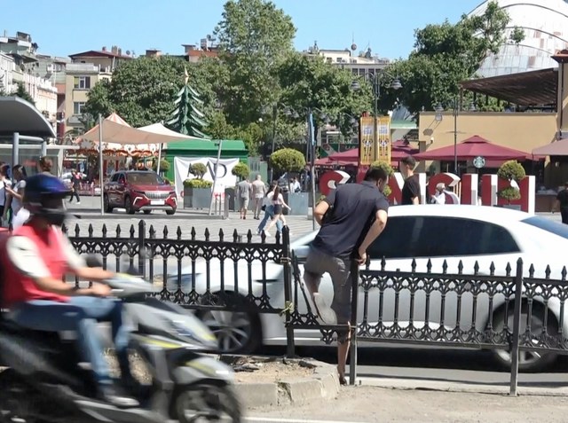 Samsun'da ölmeyi bayılmak sananlar bariyerlerden atlıyor