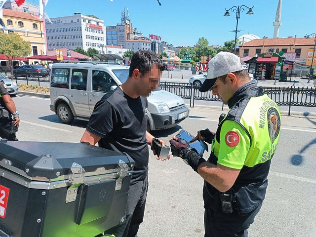 Samsun'da polis bariyerleri aşan yayaların gözünün yaşına bakmadı!