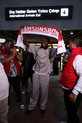 Samsunspor'un yeni transferi  Antoine Makoumbou Samsun'da