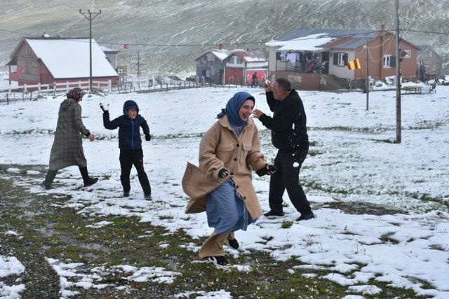 Temmuzda kar sürprizi! Karadeniz'in yüksek kesimlerinde beyaza büründü