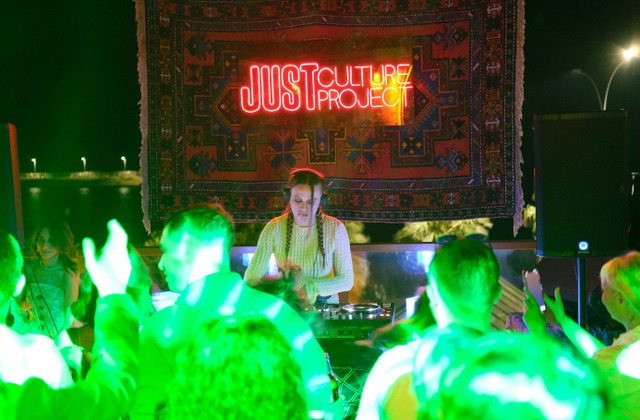 Just Techno'nun Samsun'da klasikleşmiş teras partilerinde Jadeite rüzgarı 