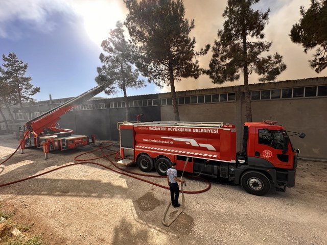 Halı fabrikasında korkutan yangın!