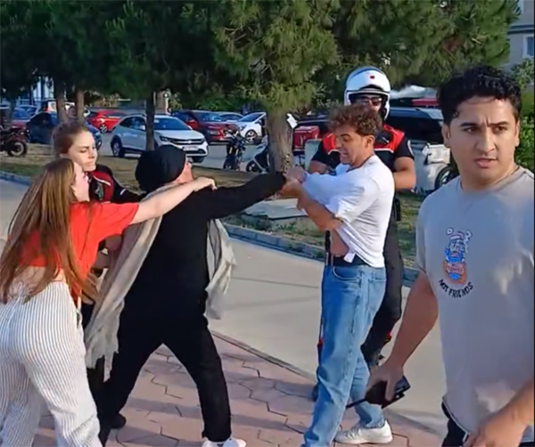 Samsun'un Atakum ilçesinde uyuşturucu bağımlısı ve annesi polislere saldırdı