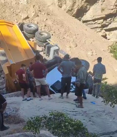 Feci kaza! Kontrolden çıkan kamyon uçurumdan uçtu! 1 kişi öldü