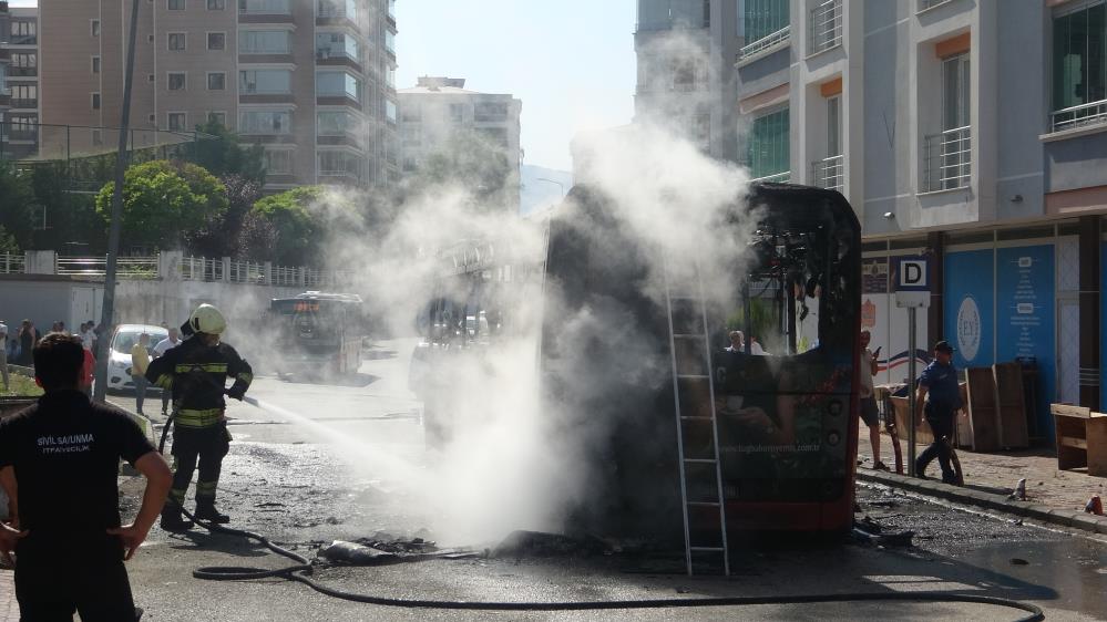 Samsun'da belediye otobüsü yanarak küle döndü!