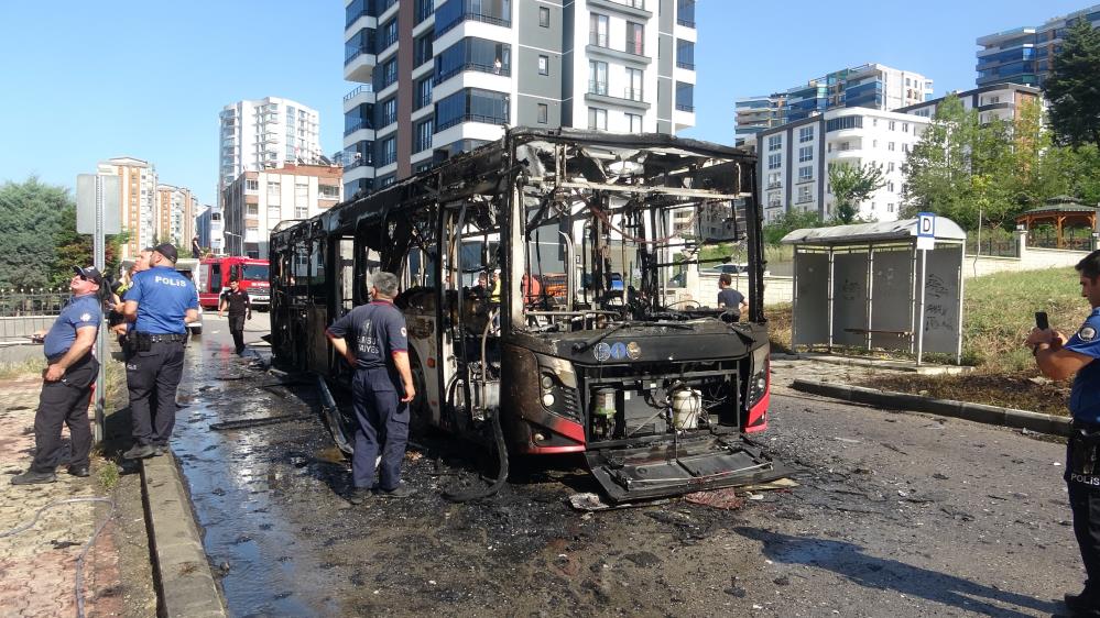 Samsun'da belediye otobüsü yanarak küle döndü!