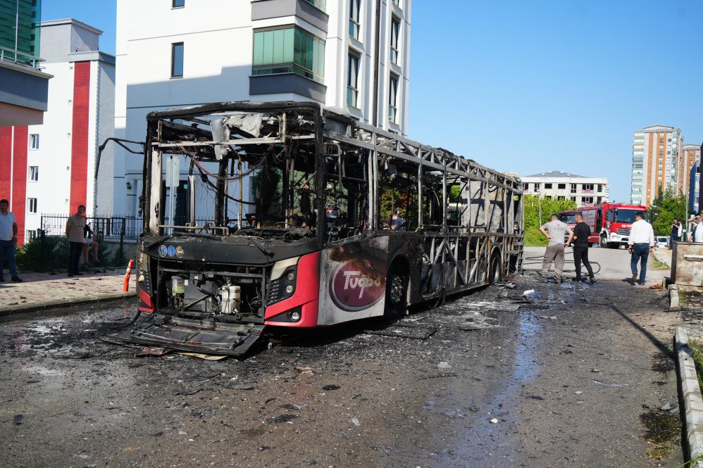 Samsun'da belediye otobüsü yanarak küle döndü!