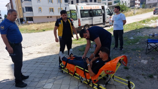 Samsun'da motosikletiyle hasta servis minibüsüne çarpan kurye yaralandı