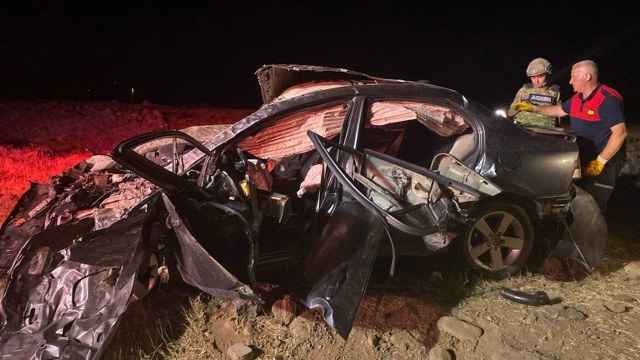 Şarampole devrilen otomobil hurdaya döndü! Feci kazada 2 kişi öldü, 3 kişi yaralandı