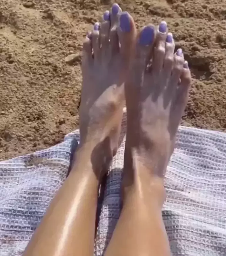 Çağla Şıkel’e ait olduğu iddia edilmişti! Ayakları tekrar gündem oldu