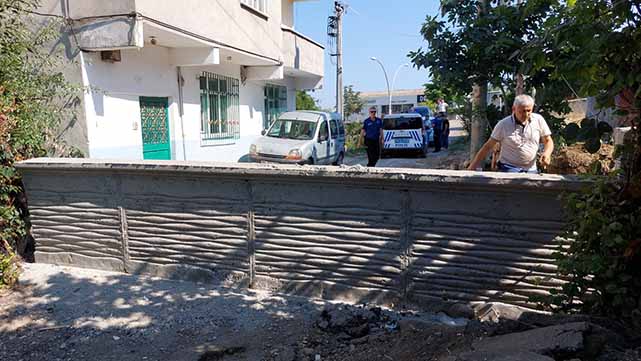 Samsun’da tapulu arsam diyen vatandaşın beton duvarla kapattığı yol iş makinesiyle açıldı