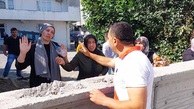 Samsun’da tapulu arsam diyen vatandaşın beton duvarla kapattığı yol iş makinesiyle açıldı