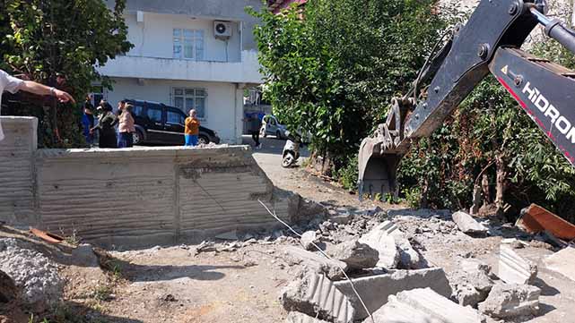 Samsun’da tapulu arsam diyen vatandaşın beton duvarla kapattığı yol iş makinesiyle açıldı