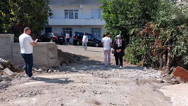 Samsun’da tapulu arsam diyen vatandaşın beton duvarla kapattığı yol iş makinesiyle açıldı