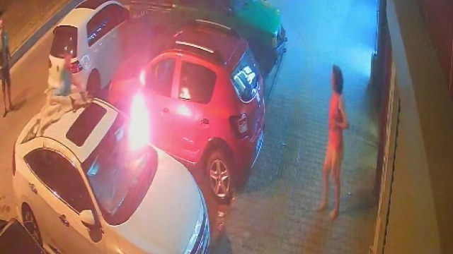 Samsun'da park halindeki otomobilin üzerine battaniye örtüp ateşe verdi!