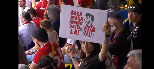 Samsunspor Westerlo maçında tribünler kırmızı beyaz 