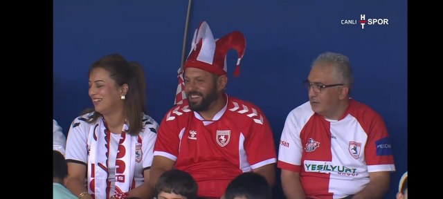 Samsunspor Westerlo maçında tribünler kırmızı beyaz 