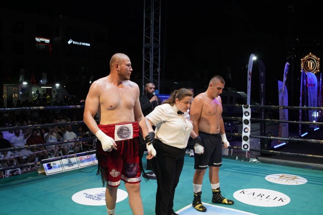 Samsunlu milli boksör Eren Uzun Bulgar rakibini nakavtla devirdi