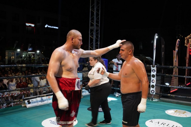 Samsunlu milli boksör Eren Uzun Bulgar rakibini nakavtla devirdi