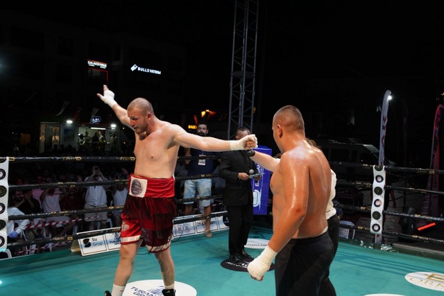 Samsunlu milli boksör Eren Uzun Bulgar rakibini nakavtla devirdi