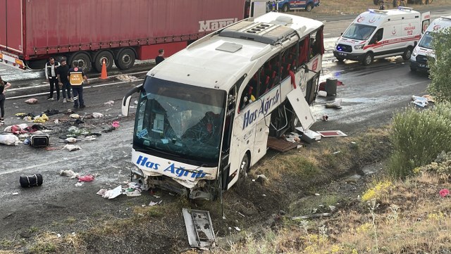 Feci kaza! Yolcu otobüsü dağ yamacına çarptı! 4 ölü, 33 yaralı