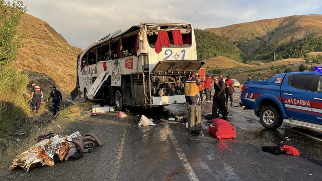 Feci kaza! Yolcu otobüsü dağ yamacına çarptı! 4 ölü, 33 yaralı