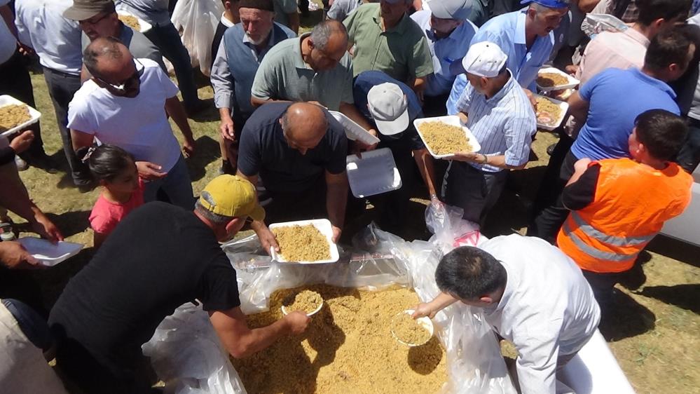 Pehlivan rakibini karıştırdı! Er meydanı kahkahaya boğuldu