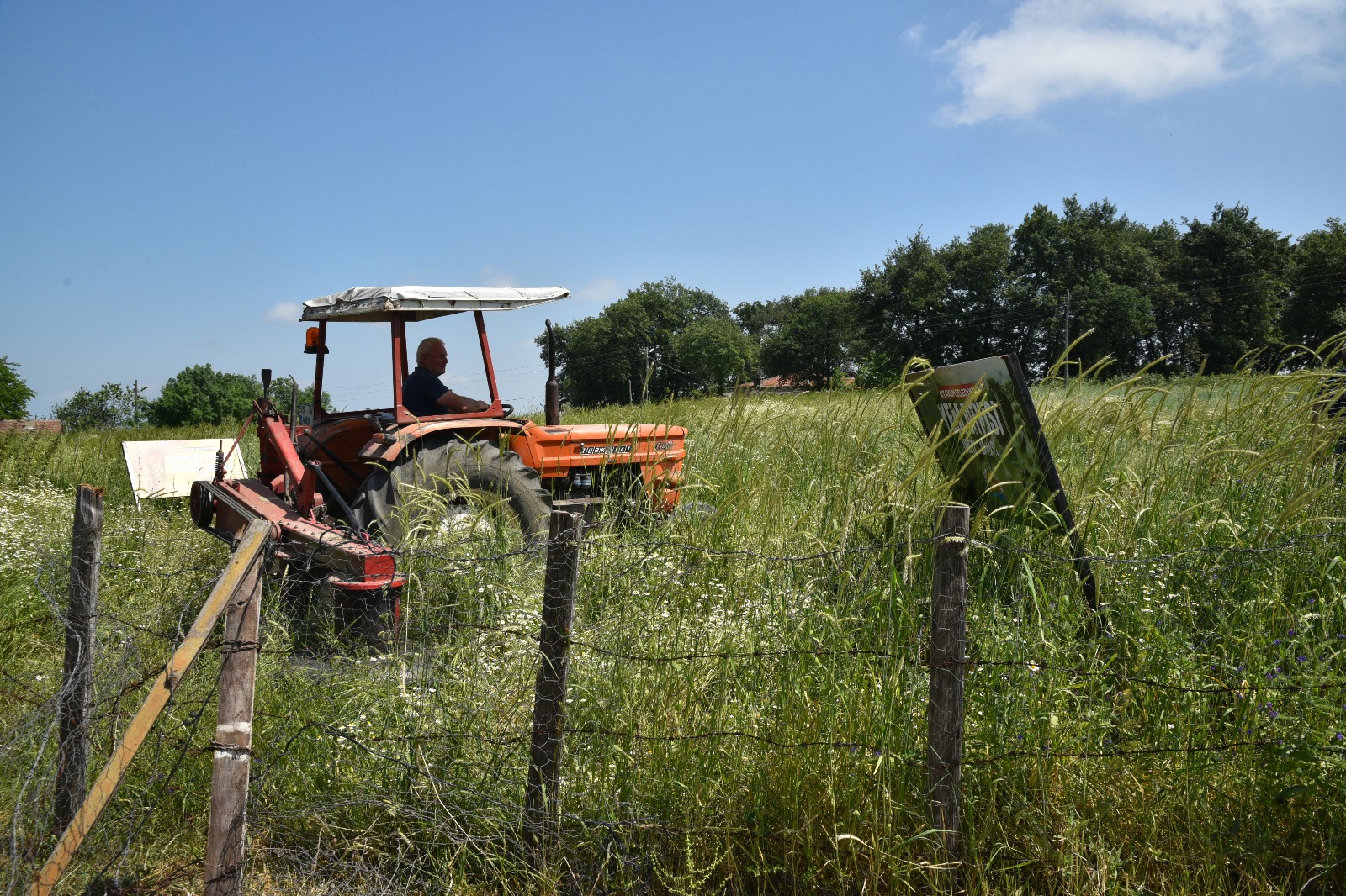 Serhat Türkel çiftçinin yüzünü güldürüyor