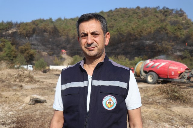 Belediye başkanı yangının ortasında kaldı