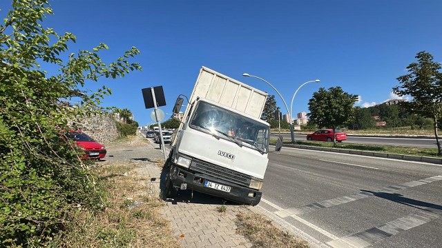 Samsun'da faciadan dönüldü! Kamyonetin freni patladı, sürücü kaldırma çıktı