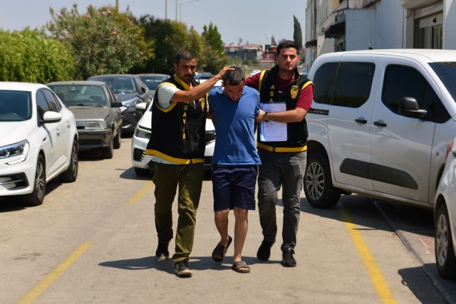 Cani evlat annesini sopayla döverek öldürdü! Bayıldı süsü vermek istedi tutuklandı