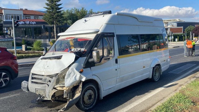 Minibüs otomobile çarptı! 1 kişi hayatını kaybetti