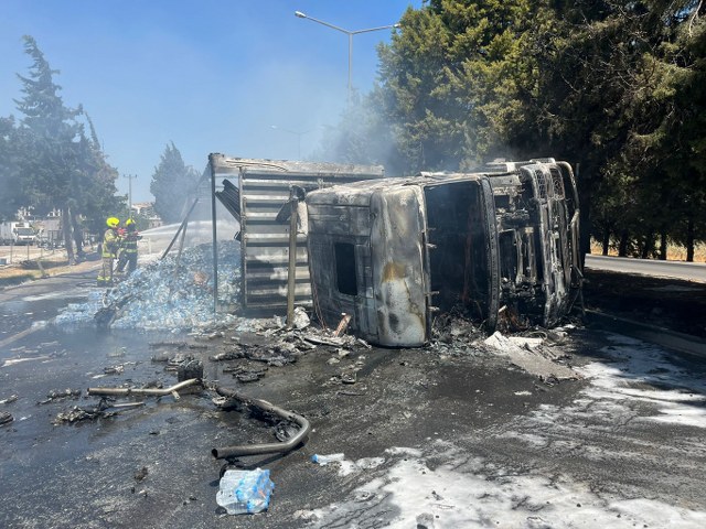 Seyir halindeyken devrilen tır yandı