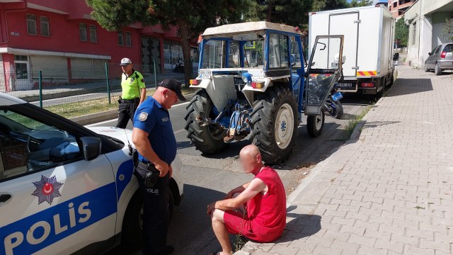 Çaldığı traktörle Samsun Saathane Meydanında turladı