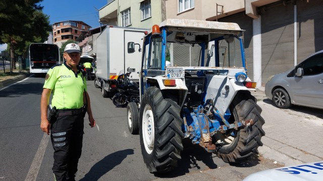 Çaldığı traktörle Samsun Saathane Meydanında turladı