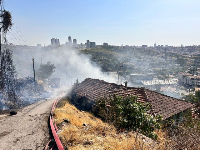 Ağaçlık alanda çıkan yangın gecekondulara sıçradı!