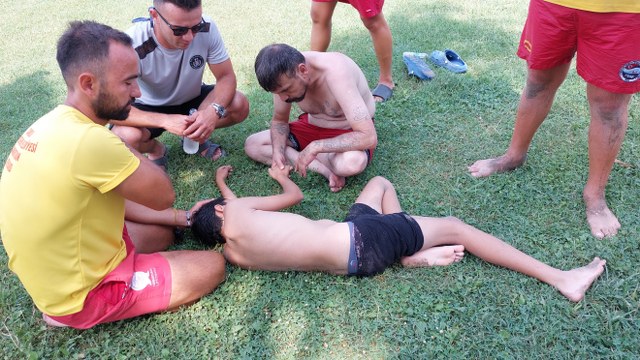 Samsun'da 13 yaşındaki çocuk denizde boğulma tehlikesi geçirdi! Babası kurtardı