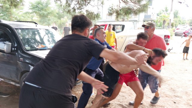 Samsun'da 20 yaşındaki genç boğulma tehlikesi geçirdi! Cankurtaran ile vatandaş birbirine girdi