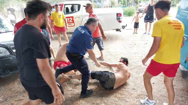 Samsun'da 20 yaşındaki genç boğulma tehlikesi geçirdi! Cankurtaran ile vatandaş birbirine girdi