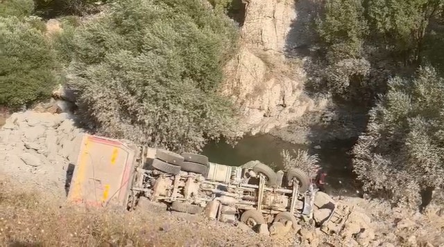 Feci kaza kamyon uçuruma yuvarlandı! 1 kişi öldü