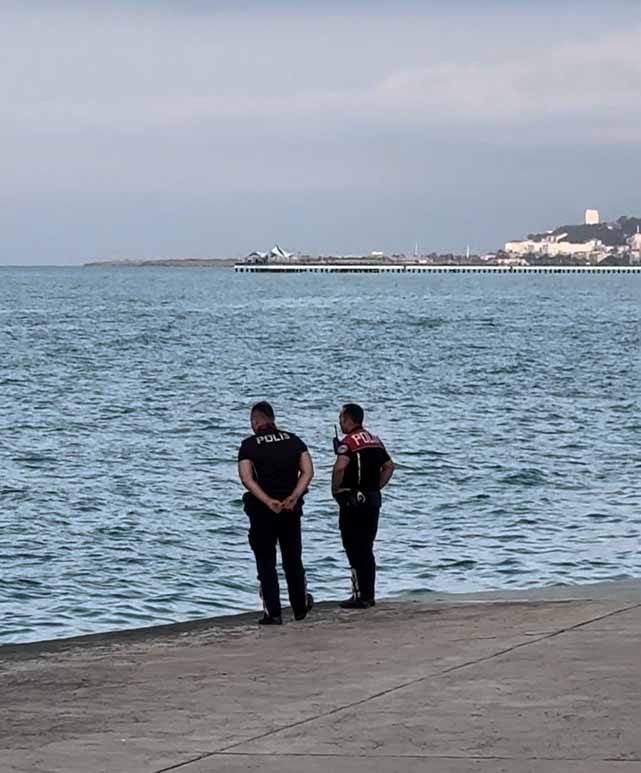 Samsun'da polisten kaçarken denize atladı!