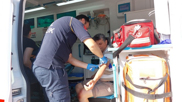 Samsun'da motosiklet ile hafif ticari araca çarpıştı! 2 yaralı