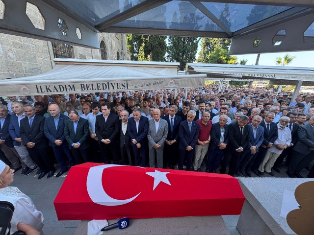 Samsun'da vefat eden eski Büyükşehir Belediye Başkanı Mustafa Demir'in cenazesi son yolculuğuna uğurlandı