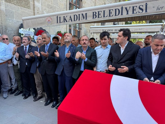 Samsun'da vefat eden eski Büyükşehir Belediye Başkanı Mustafa Demir'in cenazesi son yolculuğuna uğurlandı