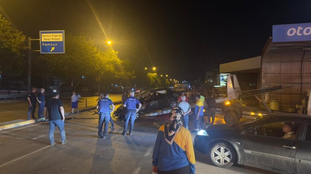 Samsun'un Tekkeköy ilçesinde otomobil çekiciye çarparak ters döndü! Karı koca yaralandı