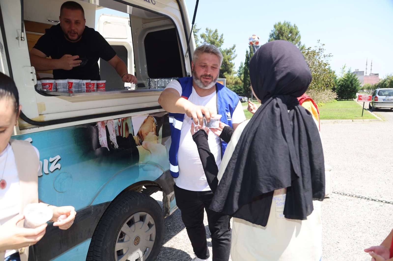 Canik Belediyesi’nden öğrencilere dondurma ikramı