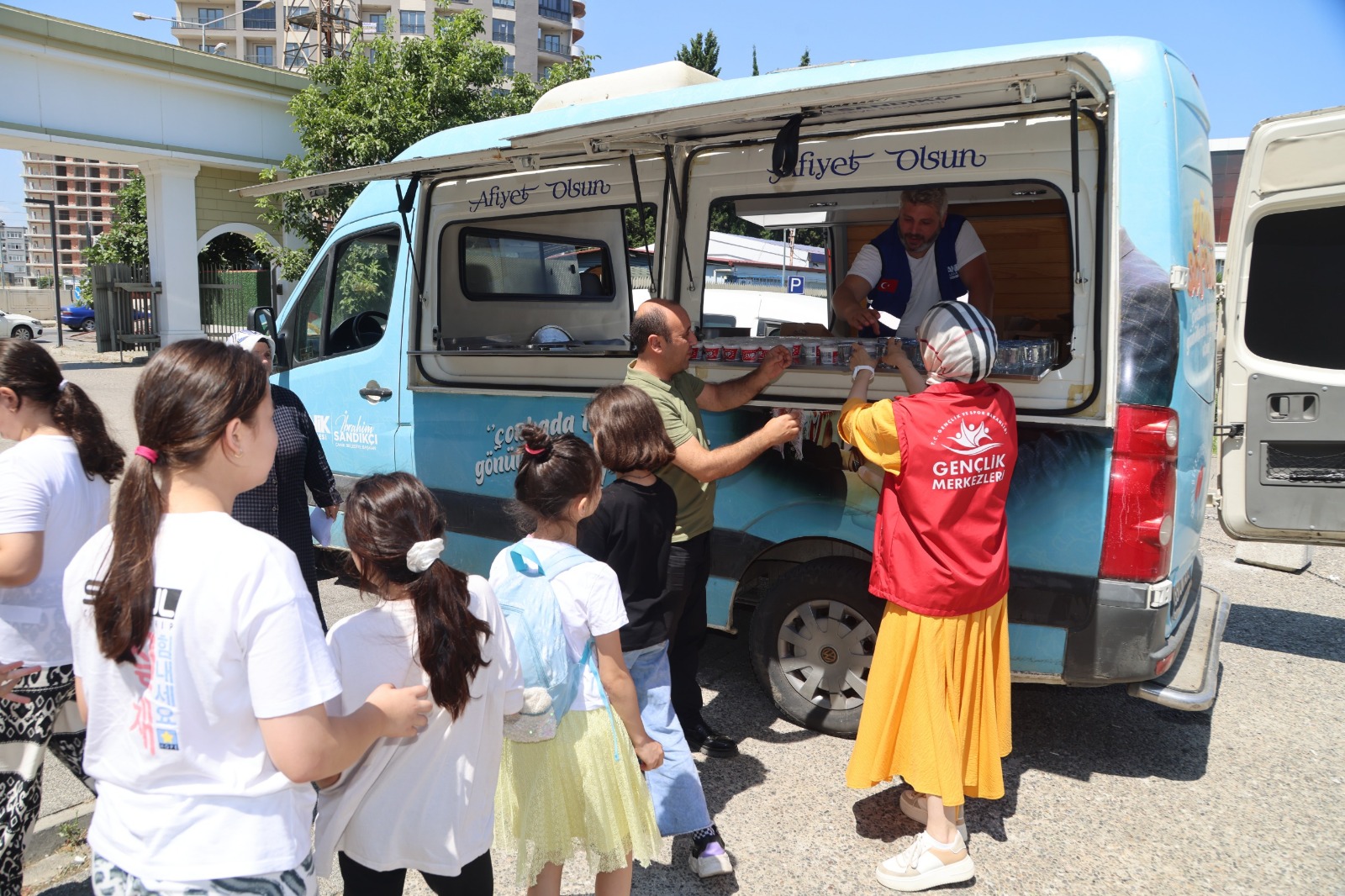 Canik Belediyesi’nden öğrencilere dondurma ikramı