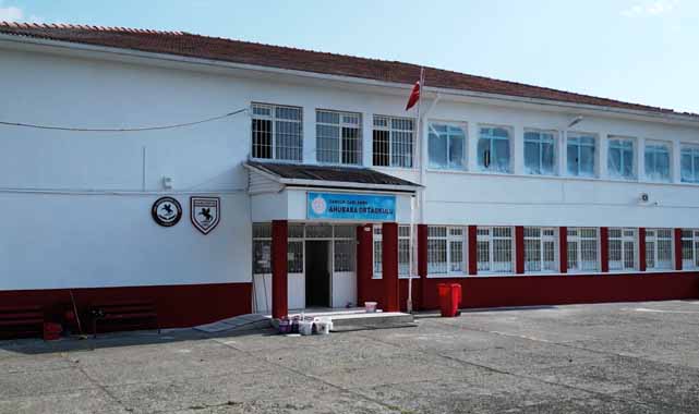 Samsunspor taraftarları Ahubaba Ortaokulu'nu kırmızı-beyaza boyadı